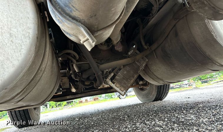 image for item DP3155 2000 Freightliner FD1  semi truck