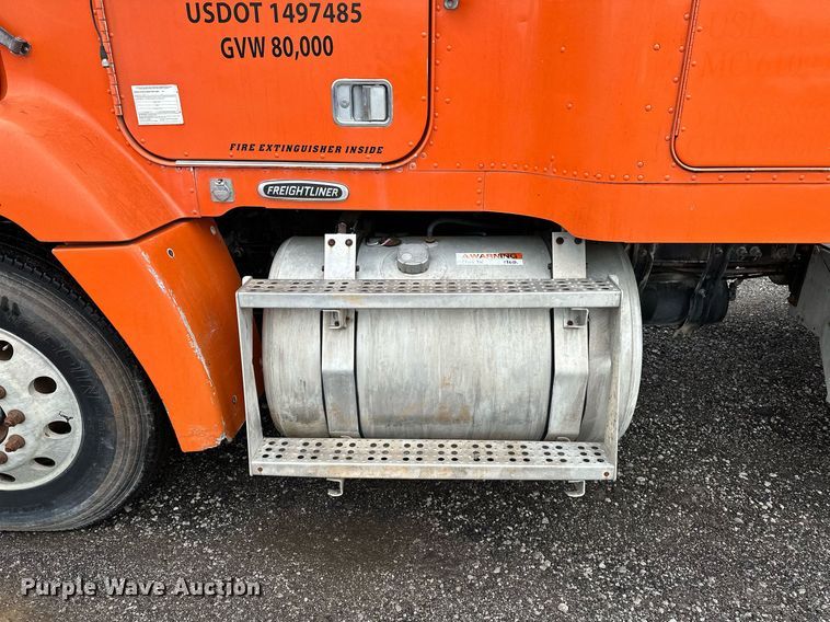 image for item DP3155 2000 Freightliner FD1  semi truck