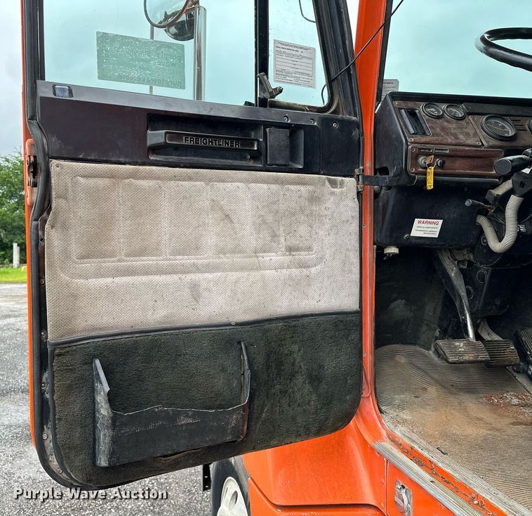 image for item DP3155 2000 Freightliner FD1  semi truck