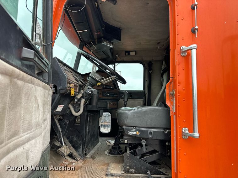 image for item DP3155 2000 Freightliner FD1  semi truck