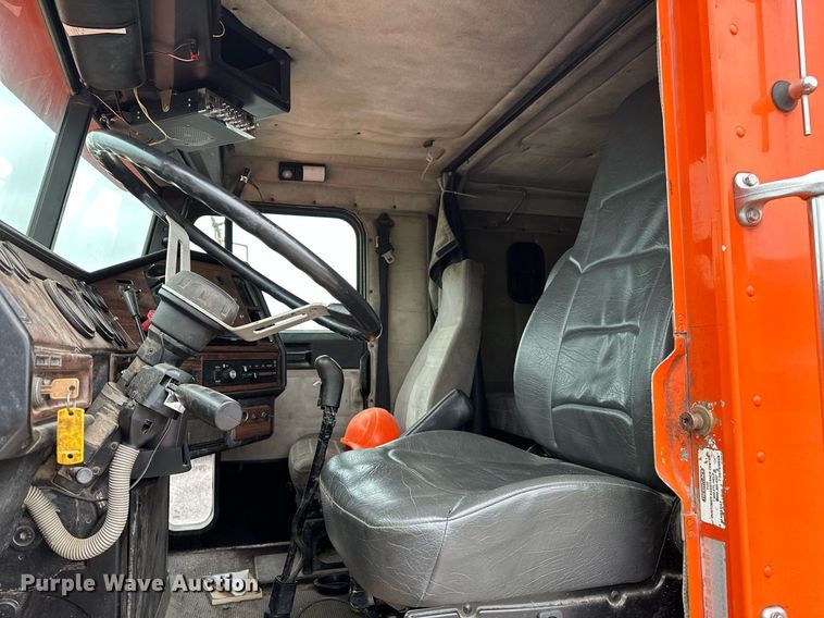 image for item DP3155 2000 Freightliner FD1  semi truck