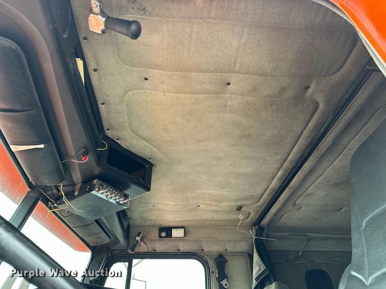 image for item DP3155 2000 Freightliner FD1  semi truck