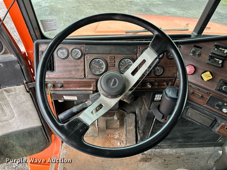 image for item DP3155 2000 Freightliner FD1  semi truck