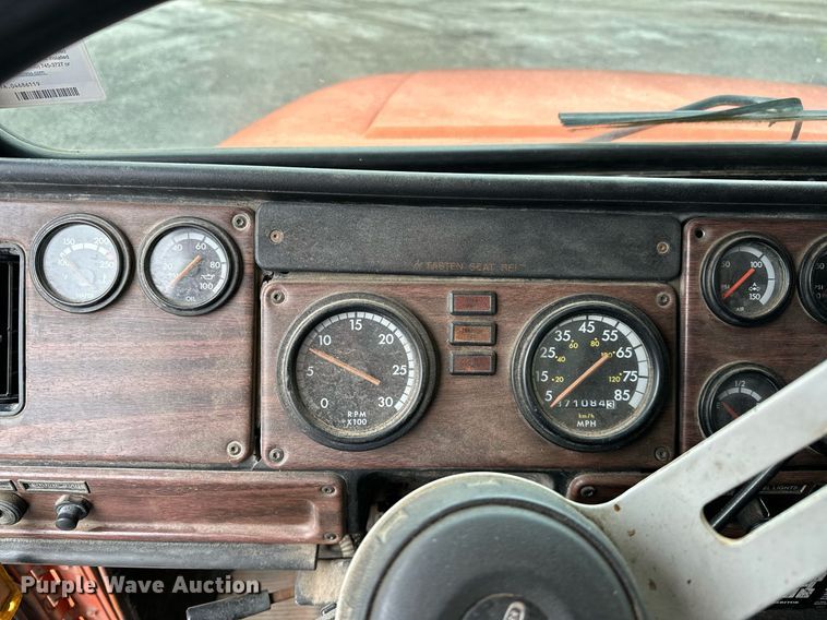 image for item DP3155 2000 Freightliner FD1  semi truck