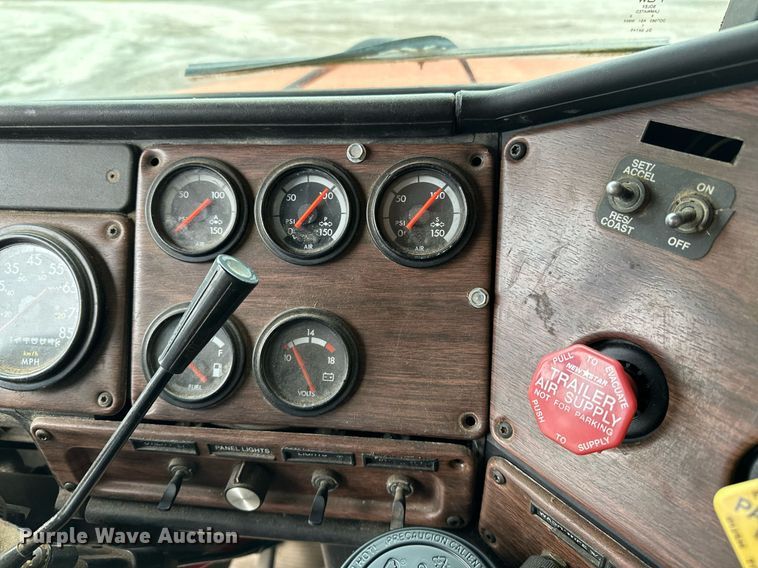 image for item DP3155 2000 Freightliner FD1  semi truck