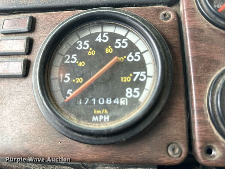 image for item DP3155 2000 Freightliner FD1  semi truck