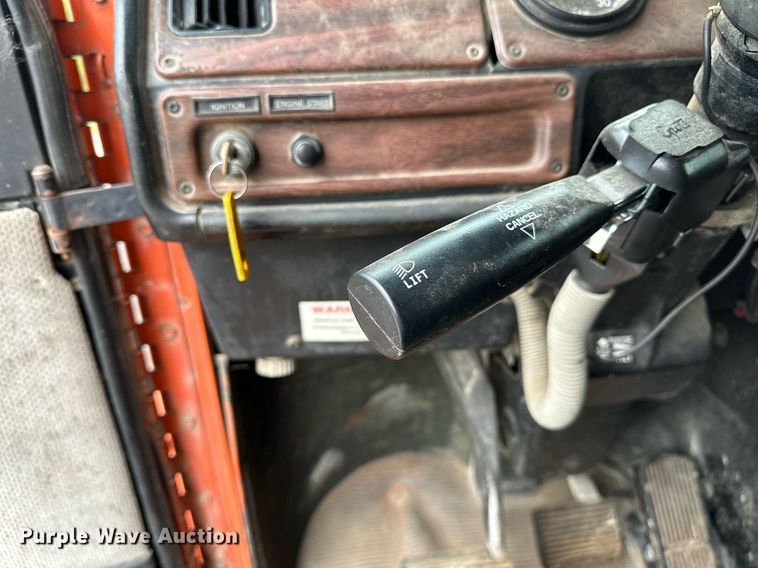 image for item DP3155 2000 Freightliner FD1  semi truck