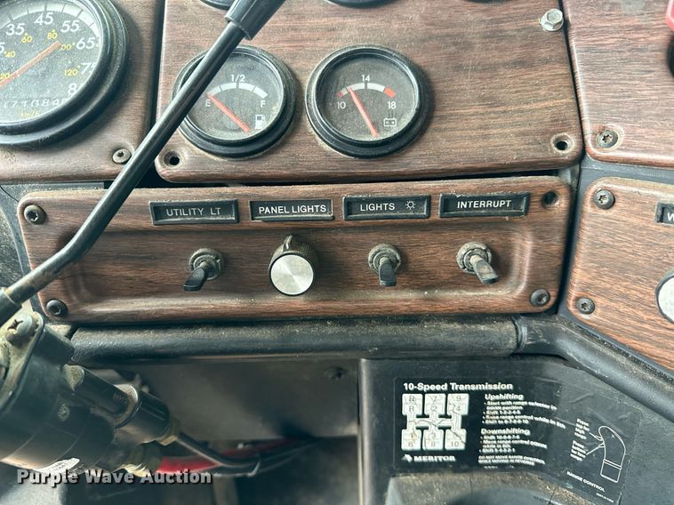 image for item DP3155 2000 Freightliner FD1  semi truck