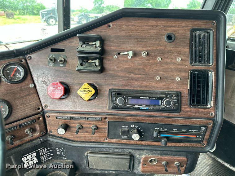 image for item DP3155 2000 Freightliner FD1  semi truck