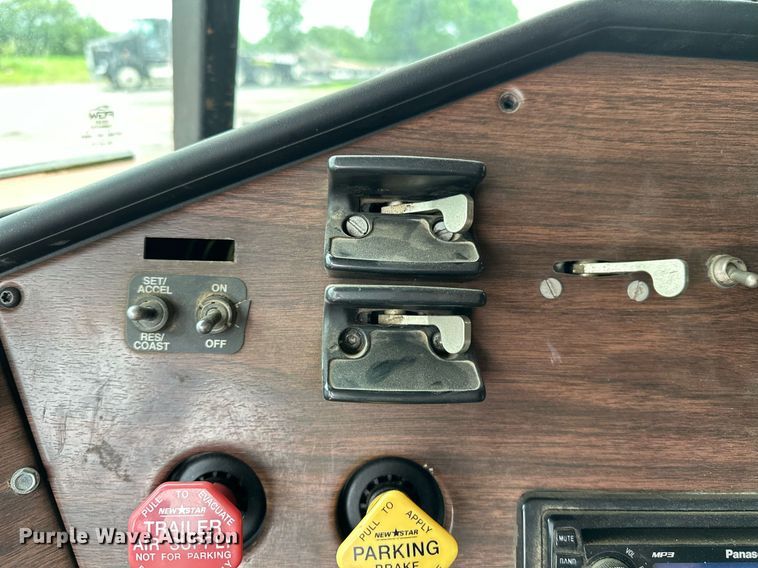 image for item DP3155 2000 Freightliner FD1  semi truck