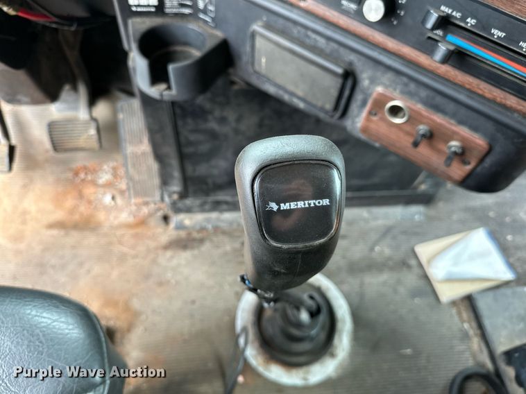 image for item DP3155 2000 Freightliner FD1  semi truck