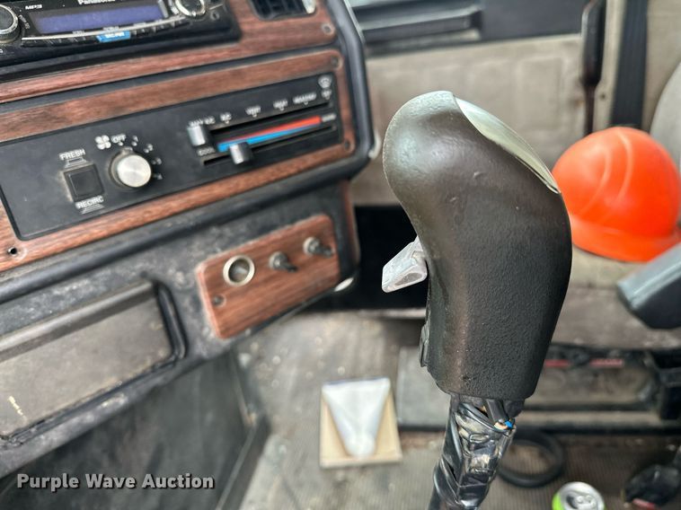 image for item DP3155 2000 Freightliner FD1  semi truck