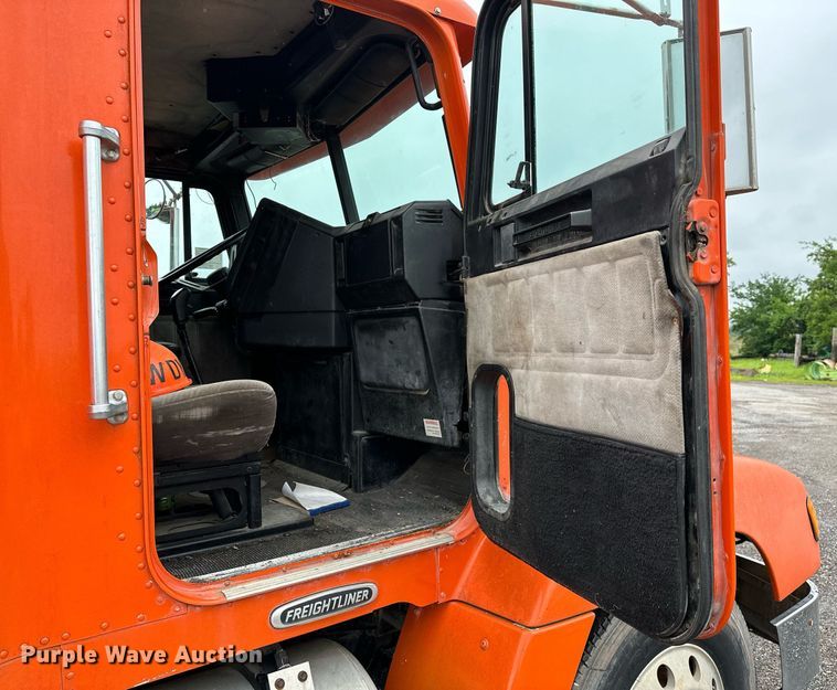 image for item DP3155 2000 Freightliner FD1  semi truck