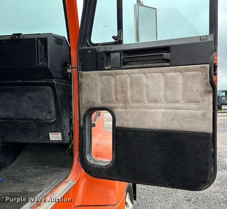 image for item DP3155 2000 Freightliner FD1  semi truck