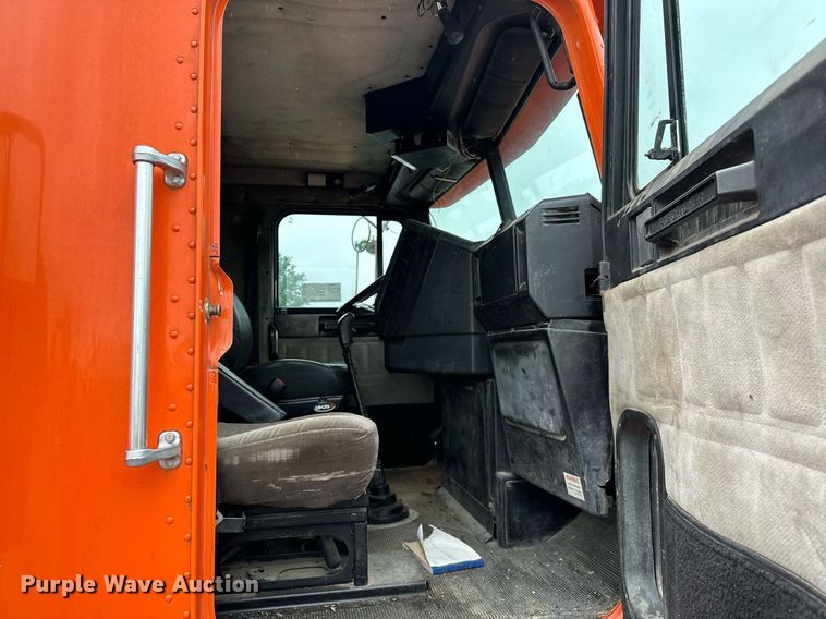 image for item DP3155 2000 Freightliner FD1  semi truck