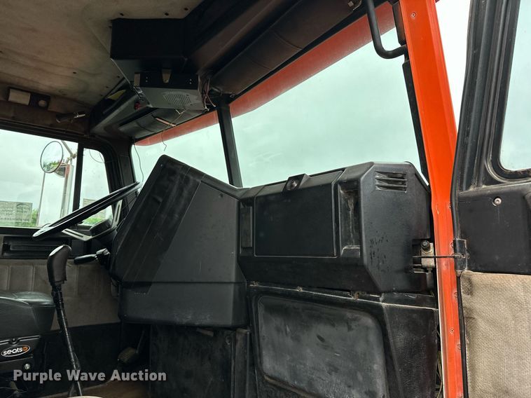 image for item DP3155 2000 Freightliner FD1  semi truck