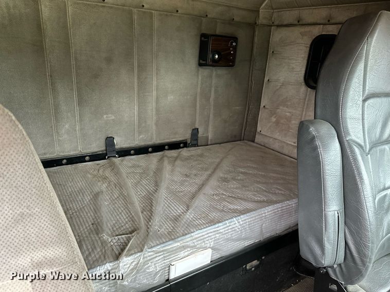 image for item DP3155 2000 Freightliner FD1  semi truck