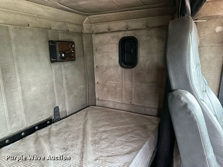 image for item DP3155 2000 Freightliner FD1  semi truck