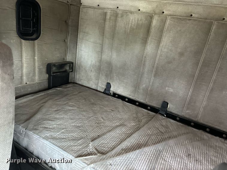 image for item DP3155 2000 Freightliner FD1  semi truck