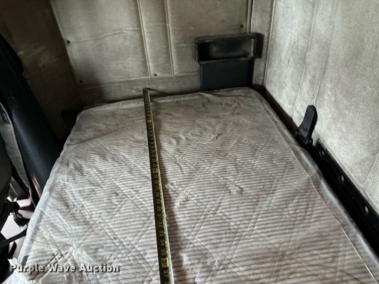 image for item DP3155 2000 Freightliner FD1  semi truck