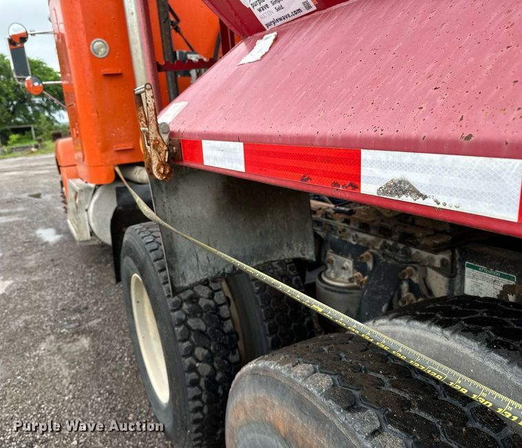 image for item DP3155 2000 Freightliner FD1  semi truck