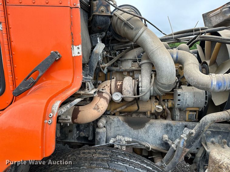 image for item DP3155 2000 Freightliner FD1  semi truck