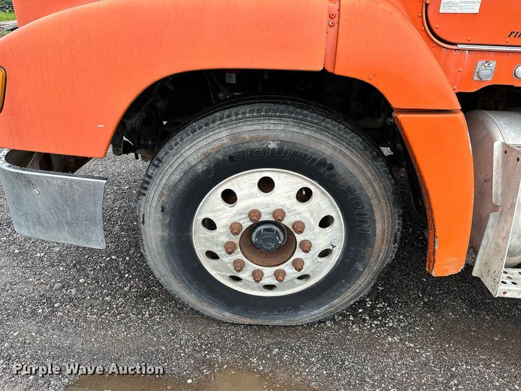 image for item DP3155 2000 Freightliner FD1  semi truck