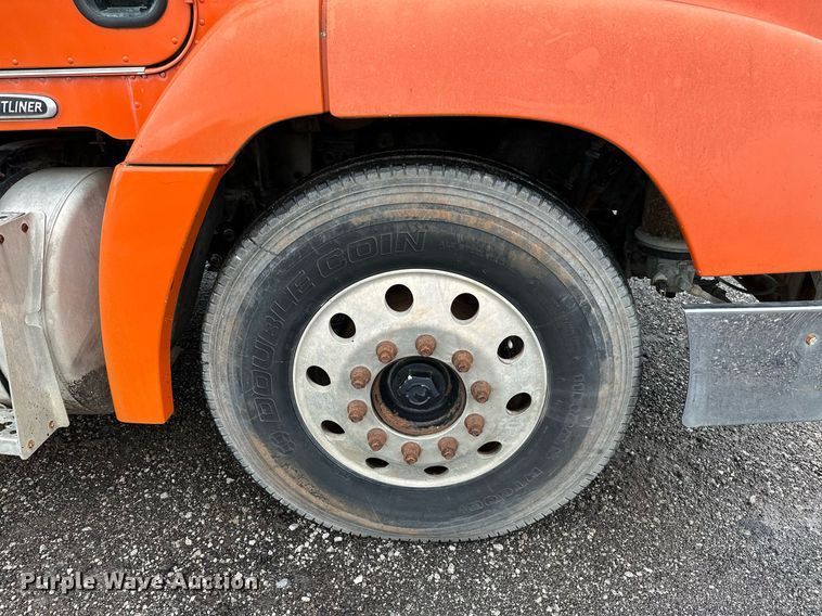 image for item DP3155 2000 Freightliner FD1  semi truck