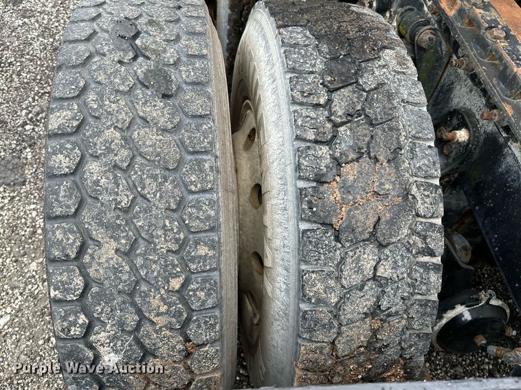 image for item DP3155 2000 Freightliner FD1  semi truck