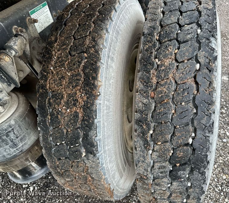 image for item DP3155 2000 Freightliner FD1  semi truck