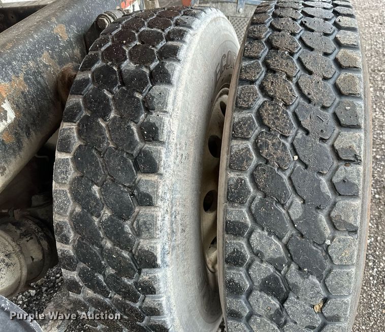 image for item DP3155 2000 Freightliner FD1  semi truck