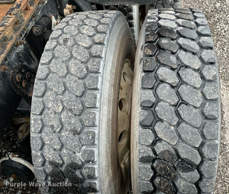 image for item DP3155 2000 Freightliner FD1  semi truck