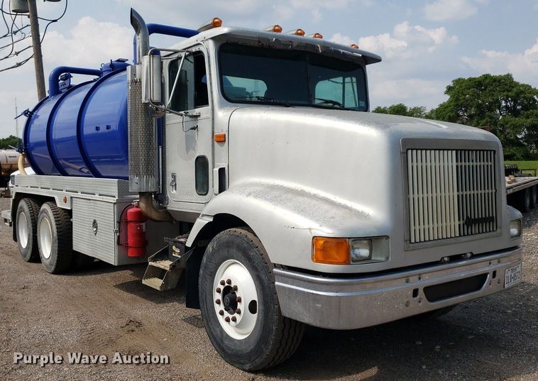 image for item DP7886 1996 International 9200  vacuum truck