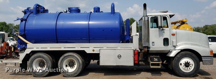 image for item DP7886 1996 International 9200  vacuum truck