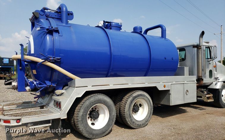 image for item DP7886 1996 International 9200  vacuum truck
