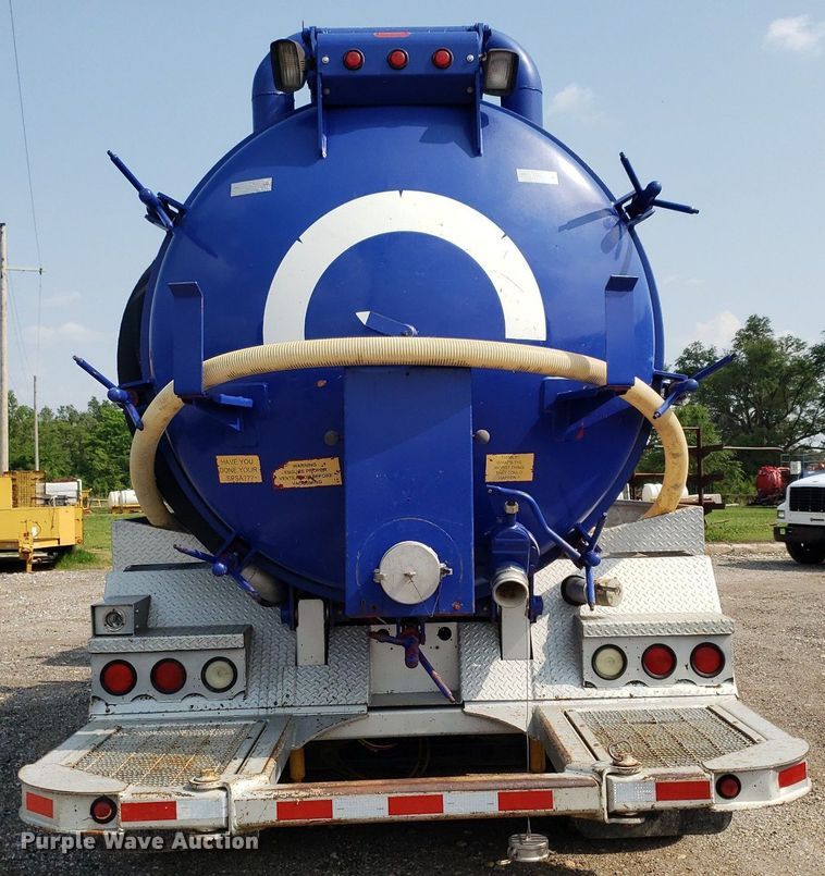 image for item DP7886 1996 International 9200  vacuum truck