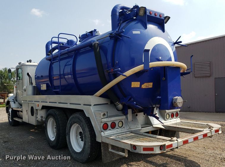 image for item DP7886 1996 International 9200  vacuum truck