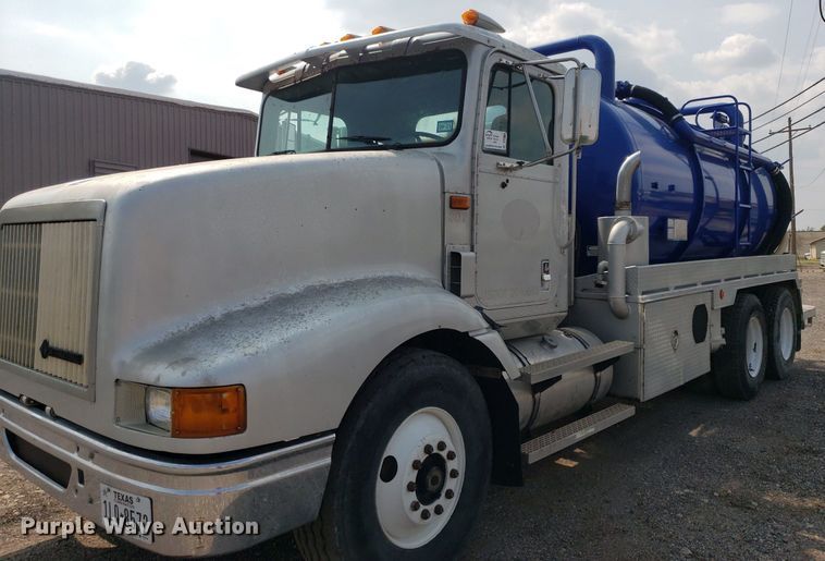 image for item DP7886 1996 International 9200  vacuum truck