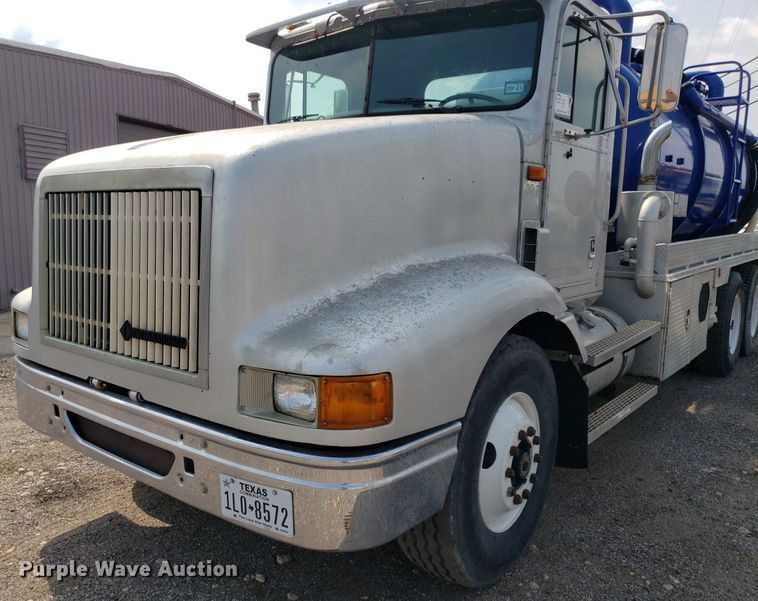image for item DP7886 1996 International 9200  vacuum truck