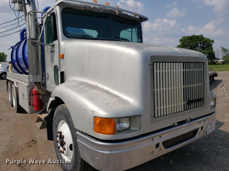 image for item DP7886 1996 International 9200  vacuum truck