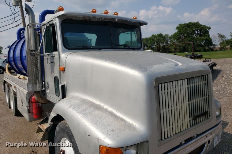 image for item DP7886 1996 International 9200  vacuum truck