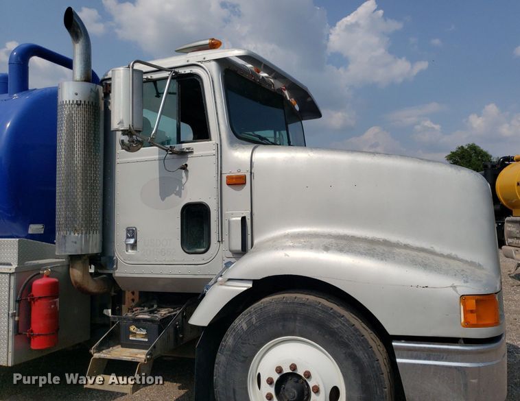 image for item DP7886 1996 International 9200  vacuum truck