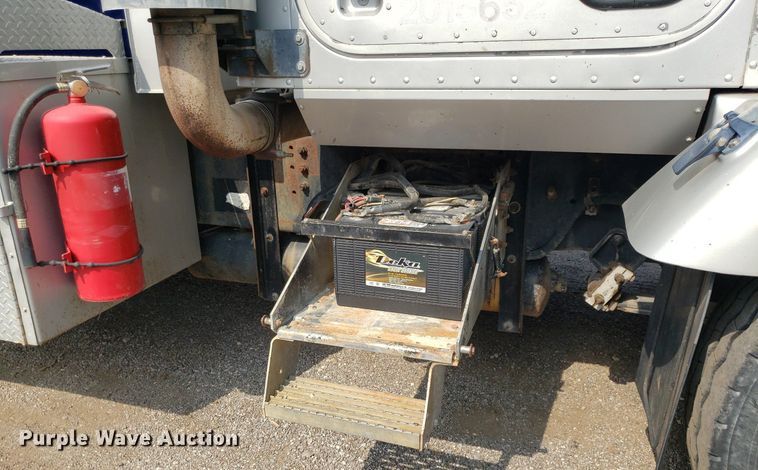 image for item DP7886 1996 International 9200  vacuum truck