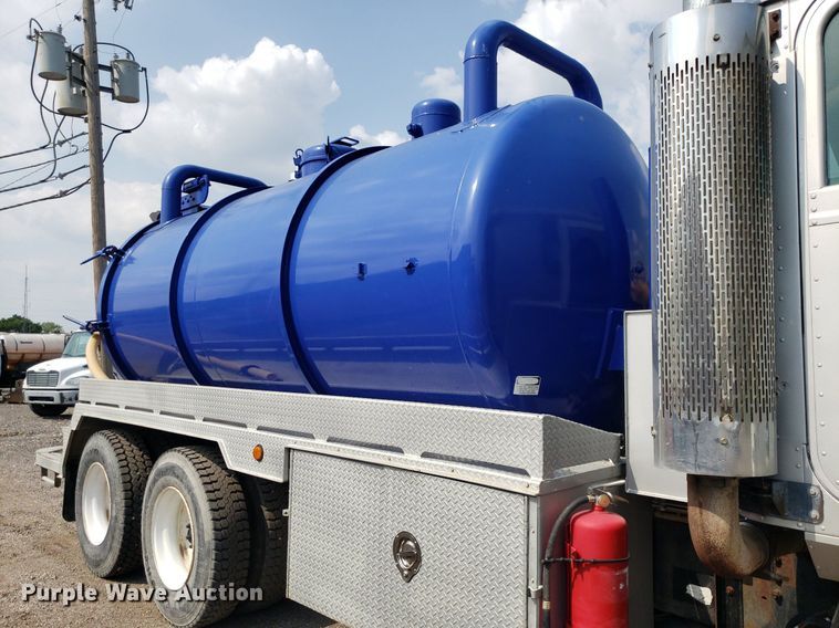 image for item DP7886 1996 International 9200  vacuum truck