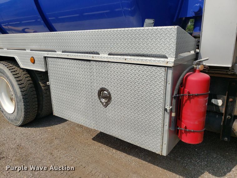 image for item DP7886 1996 International 9200  vacuum truck