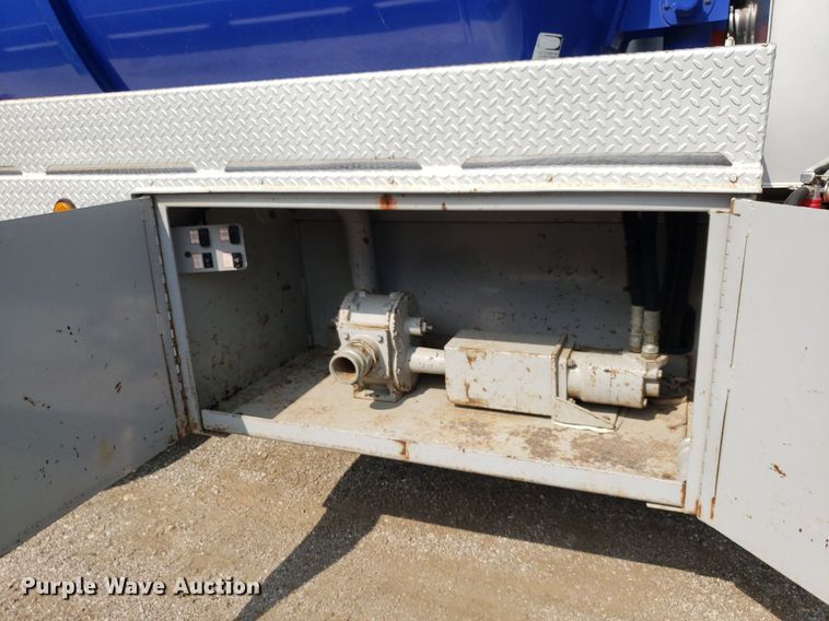 image for item DP7886 1996 International 9200  vacuum truck