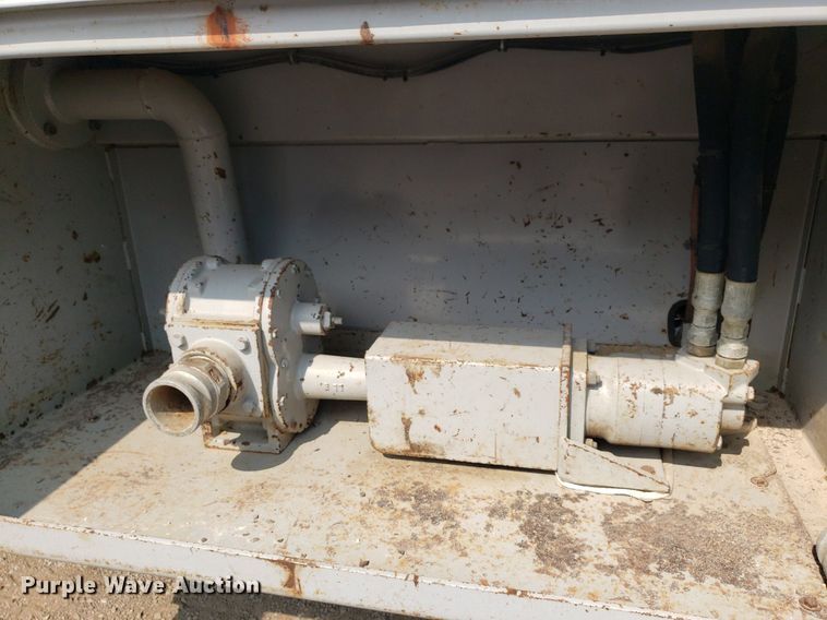 image for item DP7886 1996 International 9200  vacuum truck