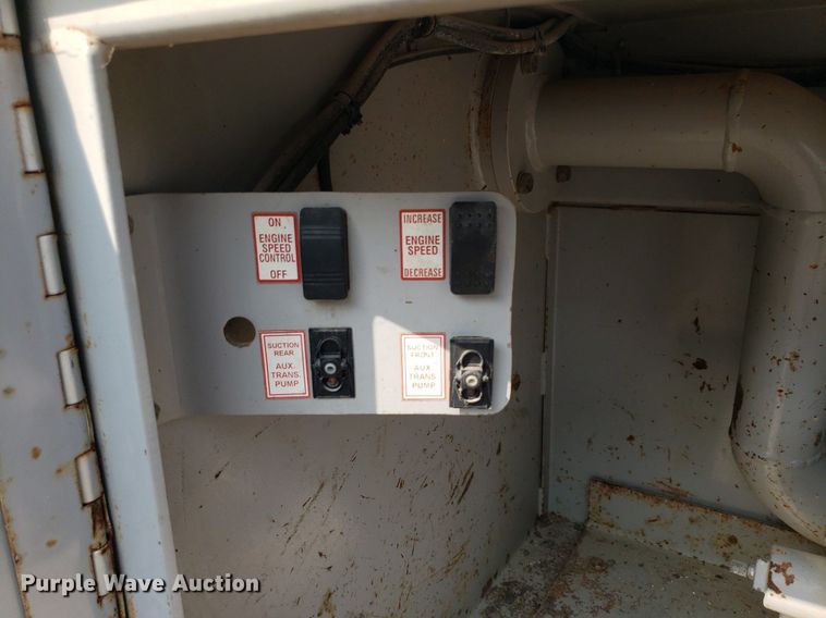 image for item DP7886 1996 International 9200  vacuum truck