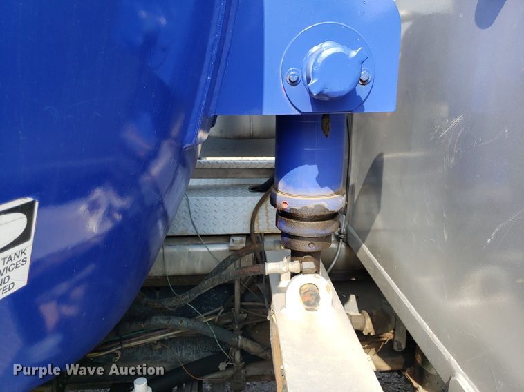 image for item DP7886 1996 International 9200  vacuum truck