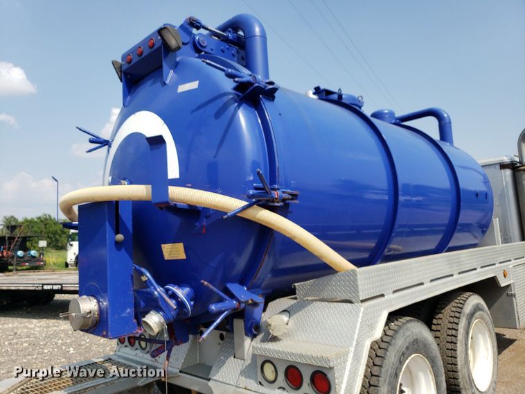 image for item DP7886 1996 International 9200  vacuum truck